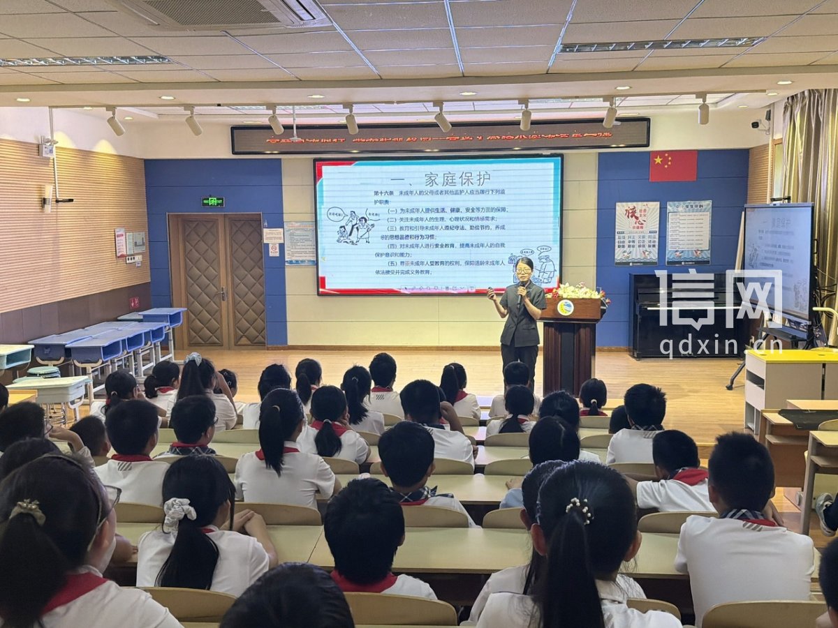 市南法院走进文登路小学开展专题普法宣讲活动。（来源：市南法院）