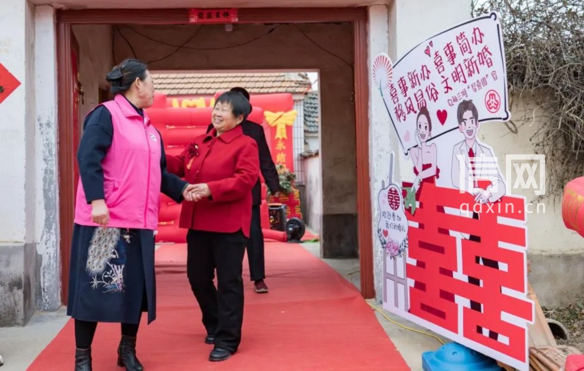 大场镇“帮喜团”为新人提供服务。（来源：青岛西海岸新区农业农村局）