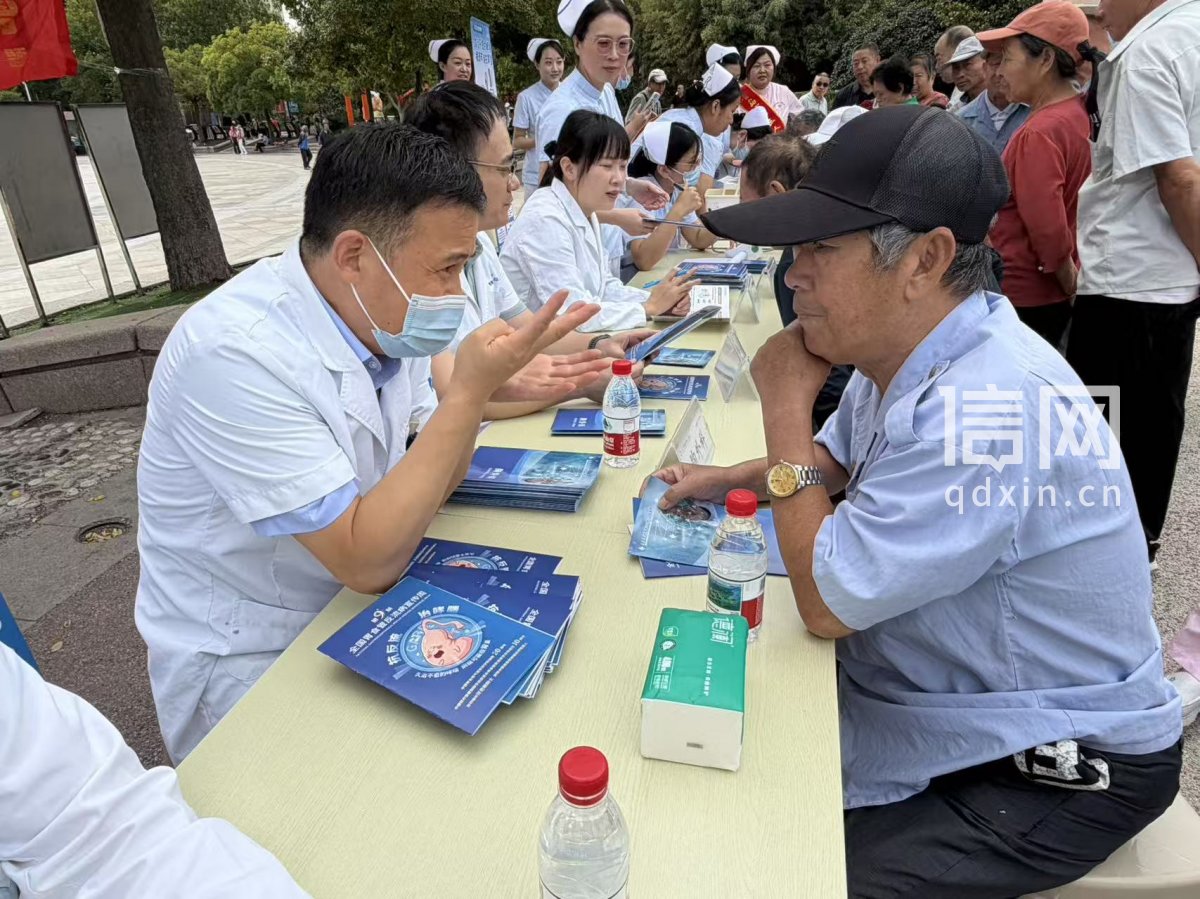 专家义诊。（来源：信网 丛黎 摄）