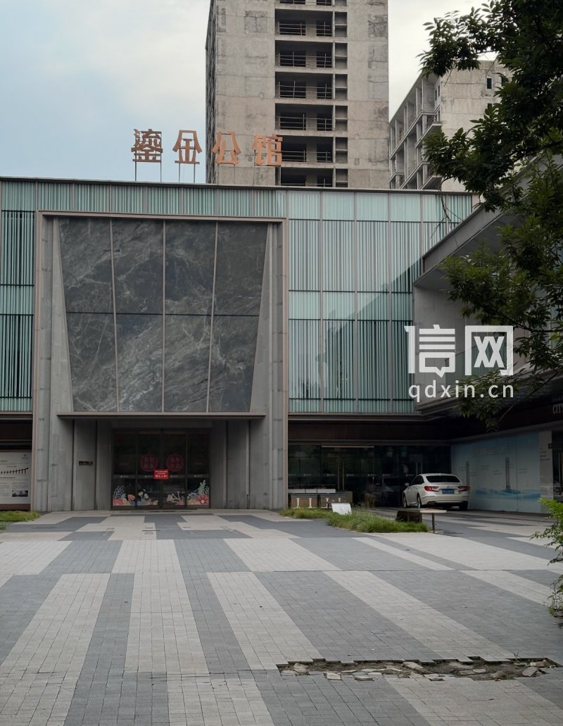 项目售楼处已经空置，门前地砖碎裂。（来源：受访者）