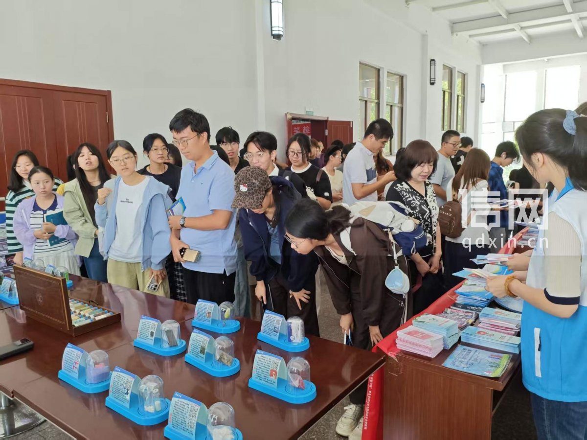 城阳区“校园药安·青春无毒”主题宣传走进青岛农业大学。（来源：城阳区市场监管局）
