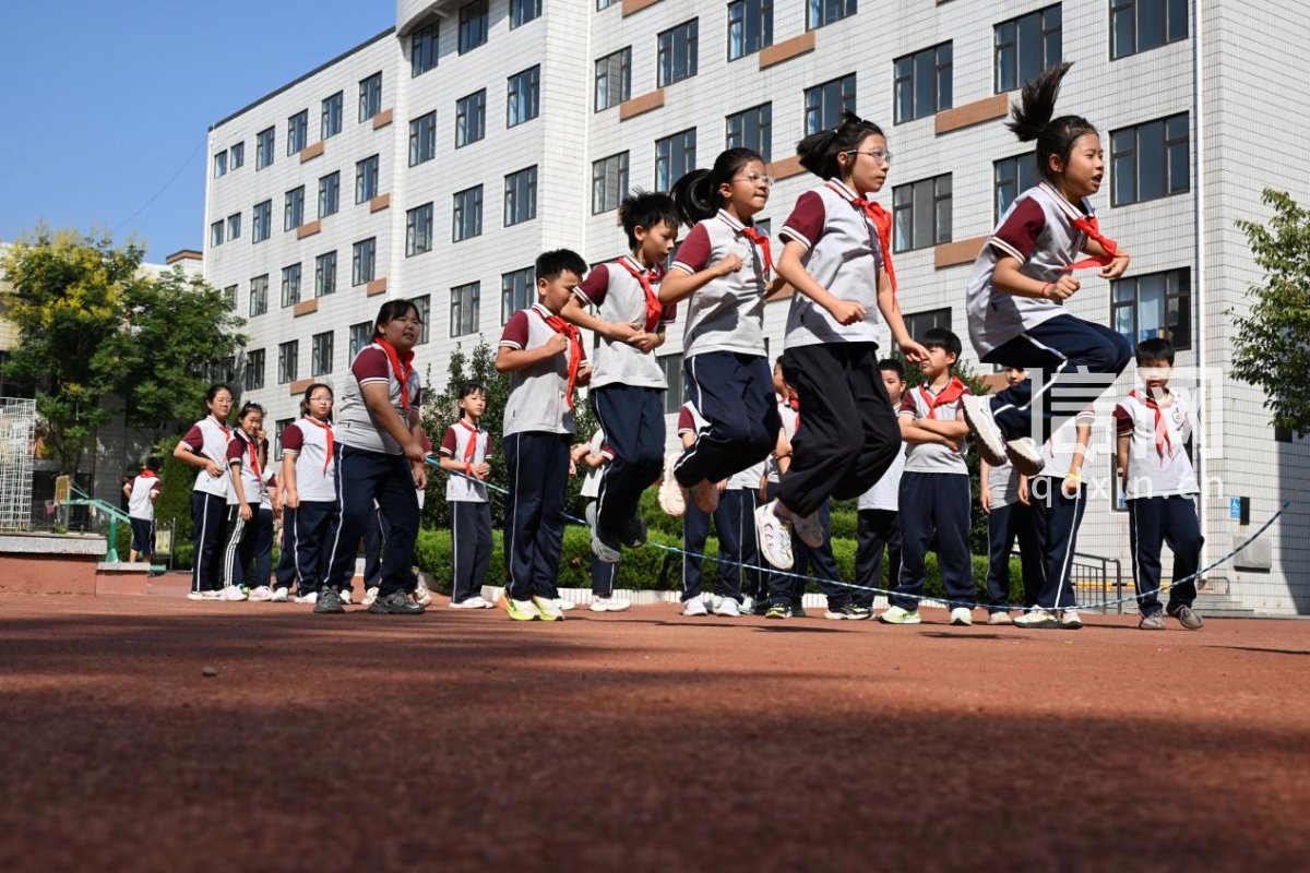 学生在课间跳绳。（来源：即墨区委宣传部）