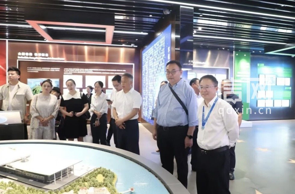 参会代表“实地看、现场听、集中议”。（来源：市南统战）