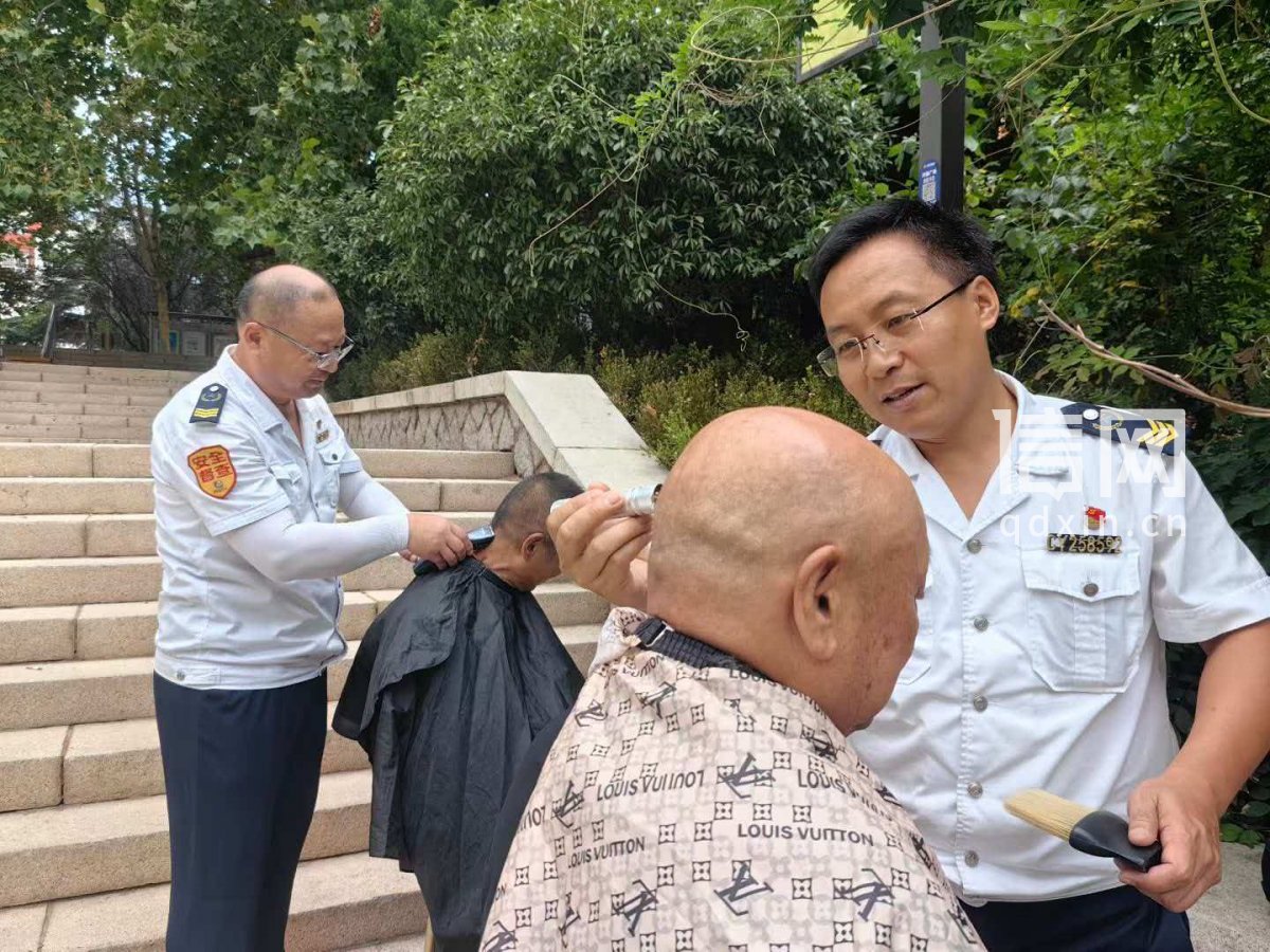 志愿者崔恩良（左）、贺鹏（右）为居民理发。（来源：信网）