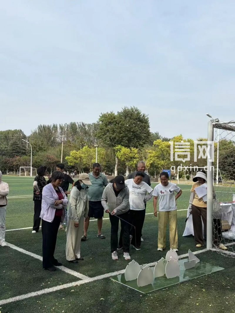 社区居民参加趣味运动。（来源：青岛市体育局）