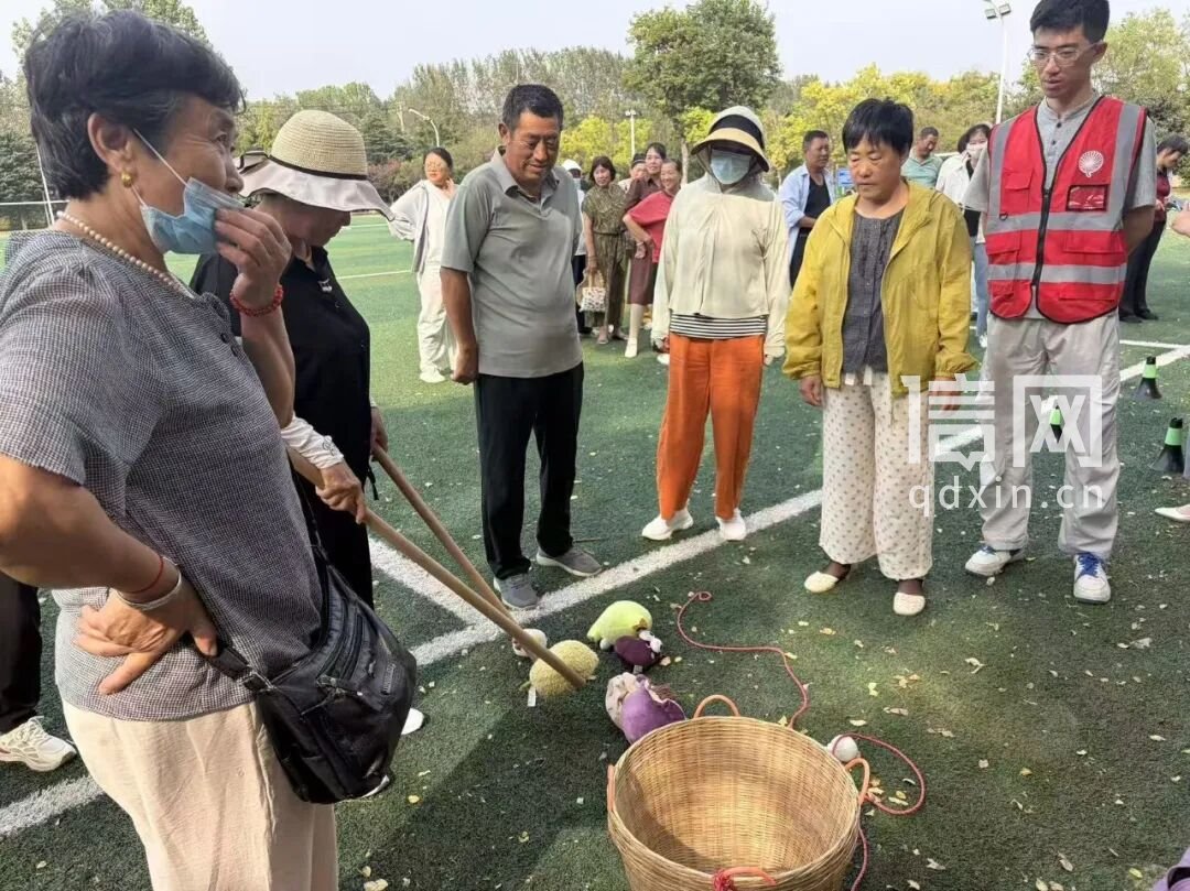 社区居民参加趣味运动。（来源：青岛市体育局）