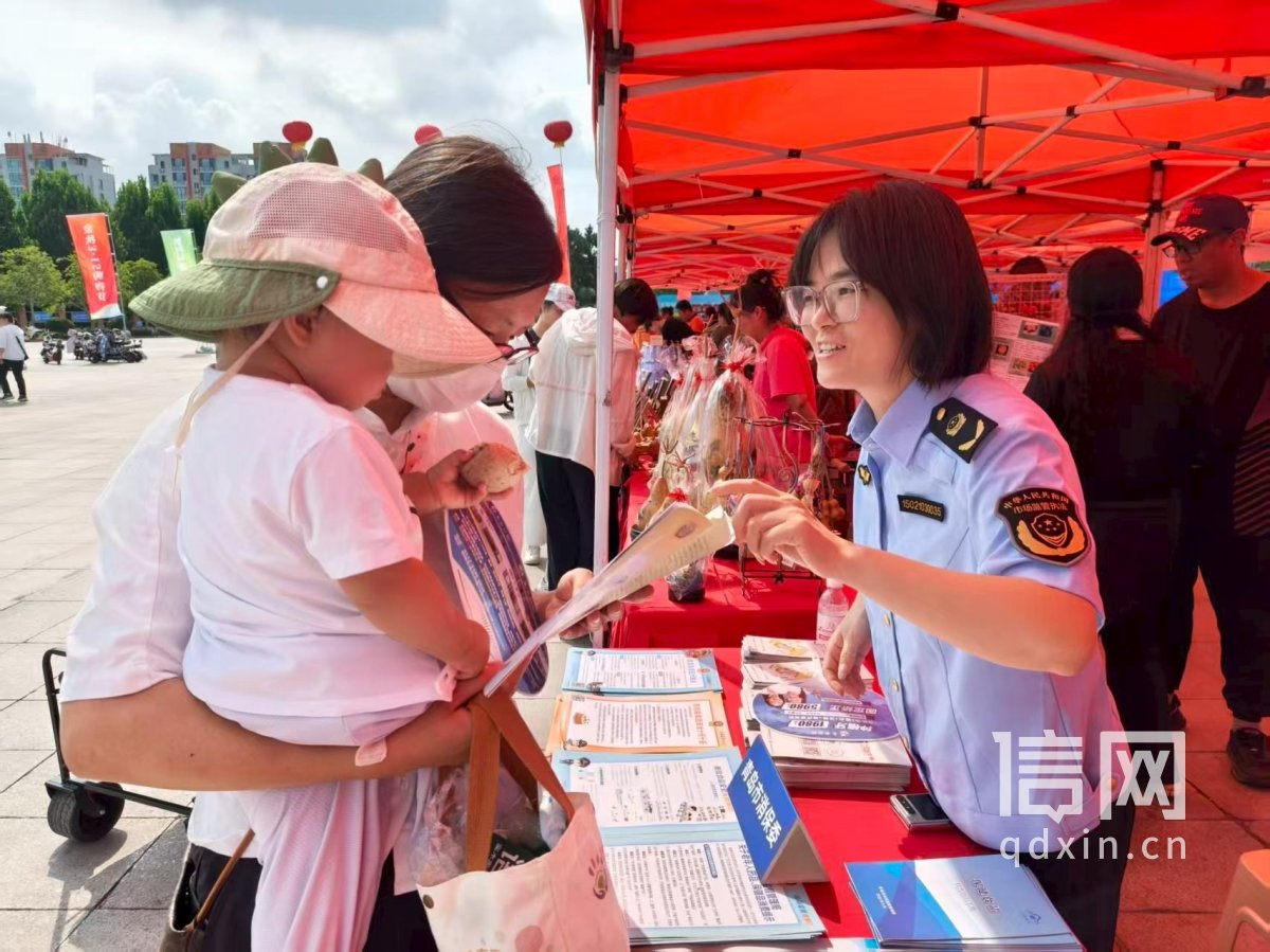 第五届“全国个体工商户服务月”暨2026年“3·15金秋购物节”公益宣传活动现场。(来源:青岛市市场监管局)