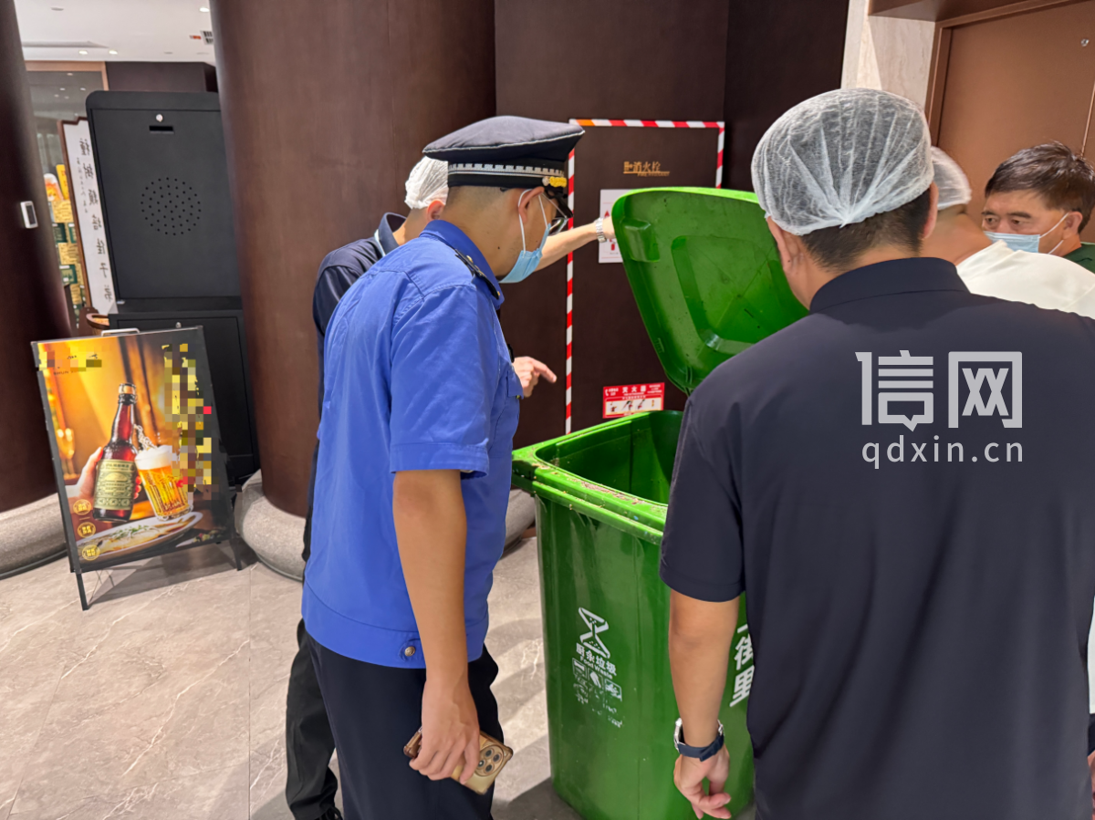 执法人员开展现场检查。（来源：青岛市城市管理局）