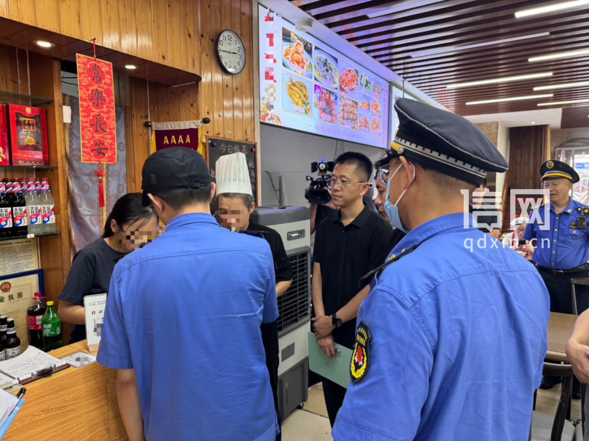 执法人员开展现场检查。（来源：青岛市城市管理局）