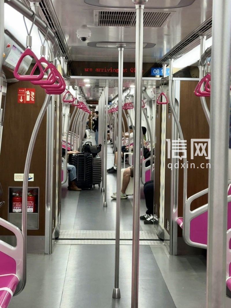 车厢内，乘坐首班车的乘客。（来源：信网）