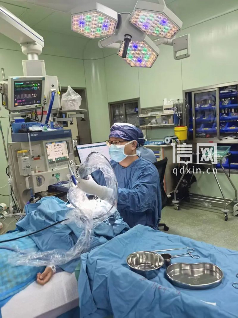 耳鼻喉医生为患儿诊疗。（来源：青岛妇儿医院）