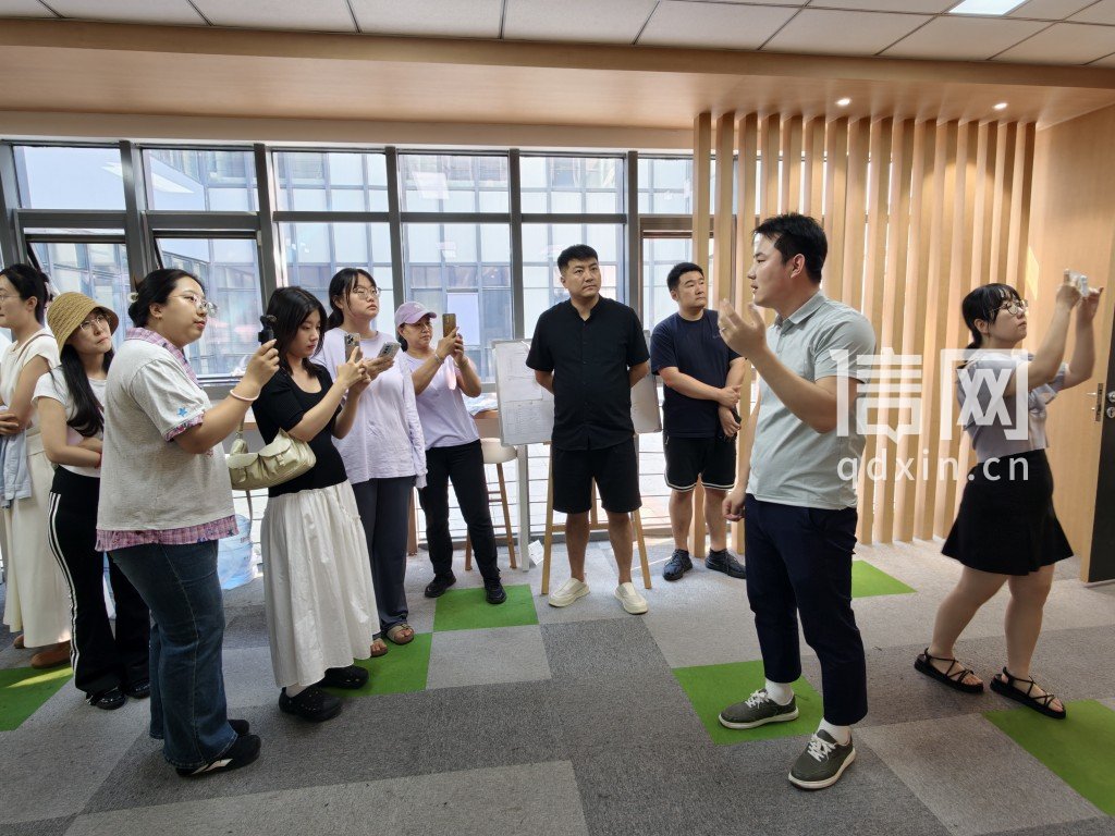“见证青岛”活动一行走进青岛云也观海影业有限公司。（来源：信网）