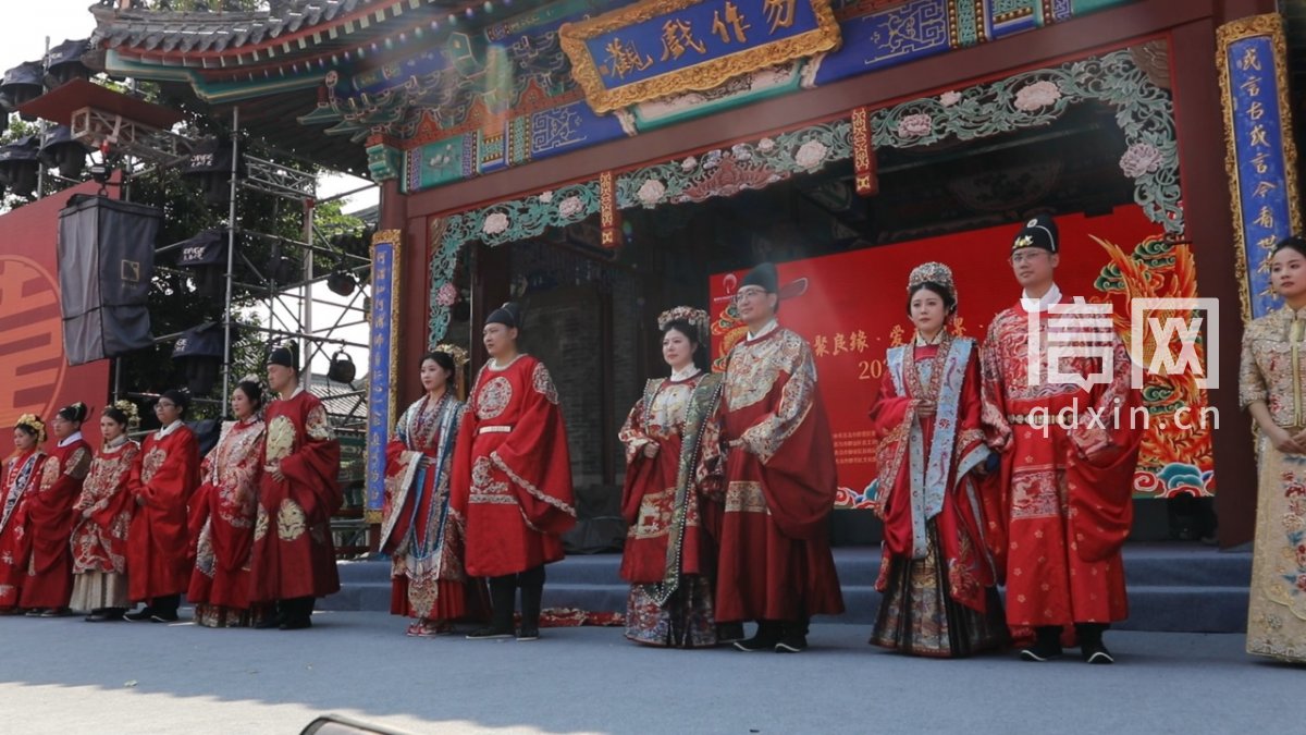 即墨古城举办中式集体婚礼 喜事新办倡文明风尚