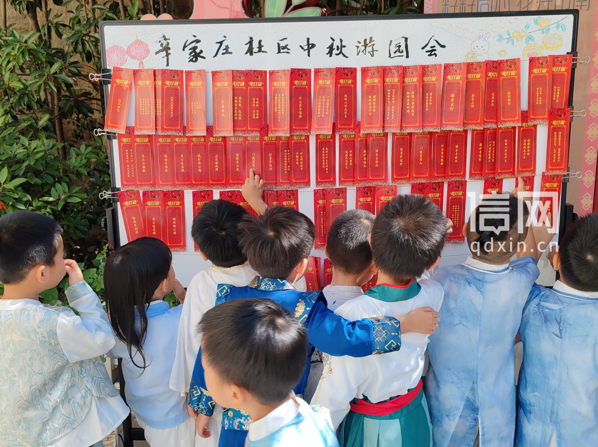 孩子们积极参加中秋猜谜环节。（来源：珠海路街道）