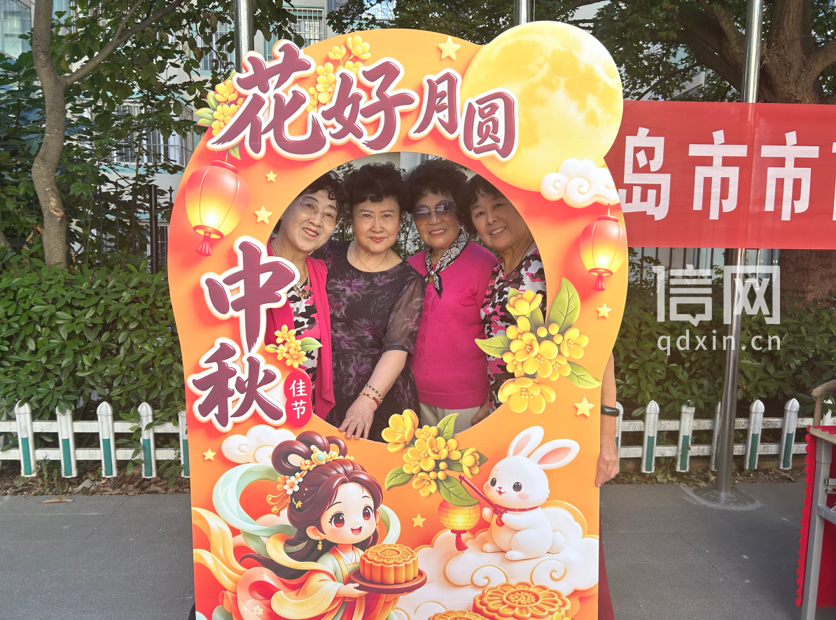 居民现场拍照打卡。（来源：珠海路街道）