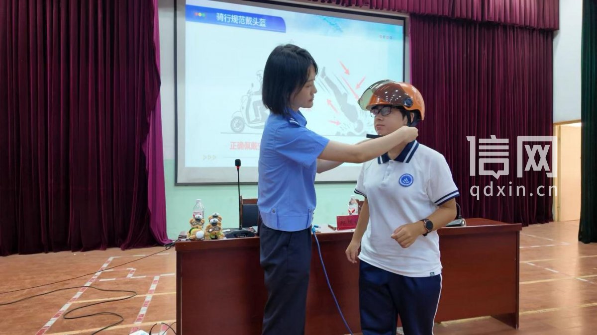 头盔正确佩戴方式演示。（来源：即墨区委宣传部）
