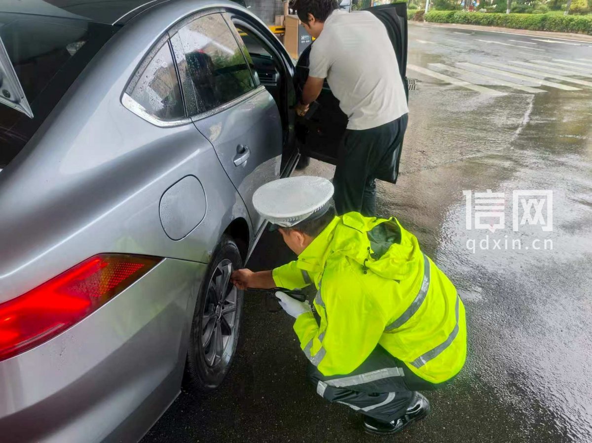 全市交管冒雨守护出行安全（来源：青岛交警）