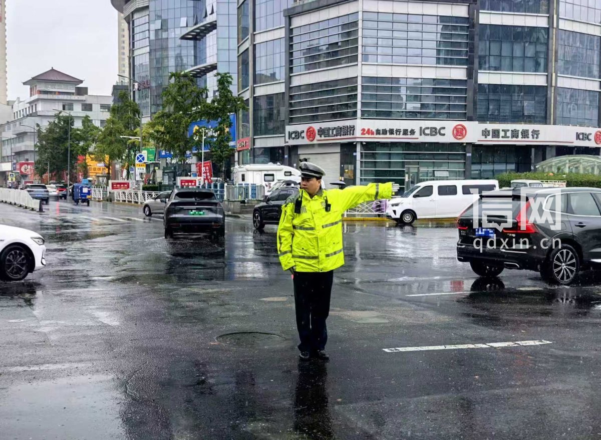 全市交管冒雨守护出行安全（来源：青岛交警）
