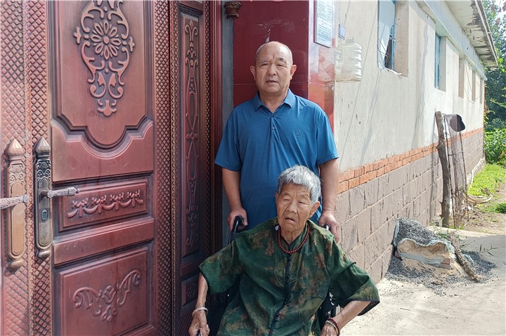 赵友喜和母亲在一起（来源： 青岛文明网）