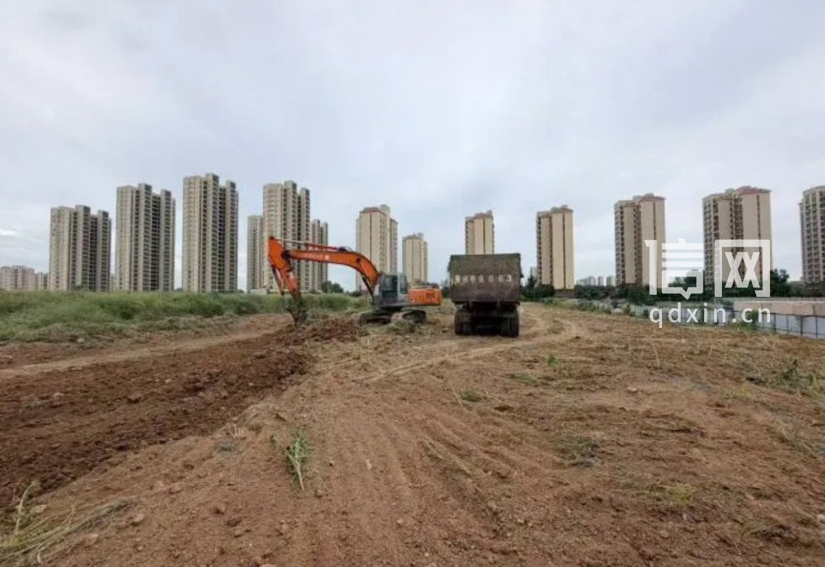 惜福镇街道东荆社区场地平整整改前（上）与整改后（下）对比照片（来源：青岛市城阳区城市管理发展中心）