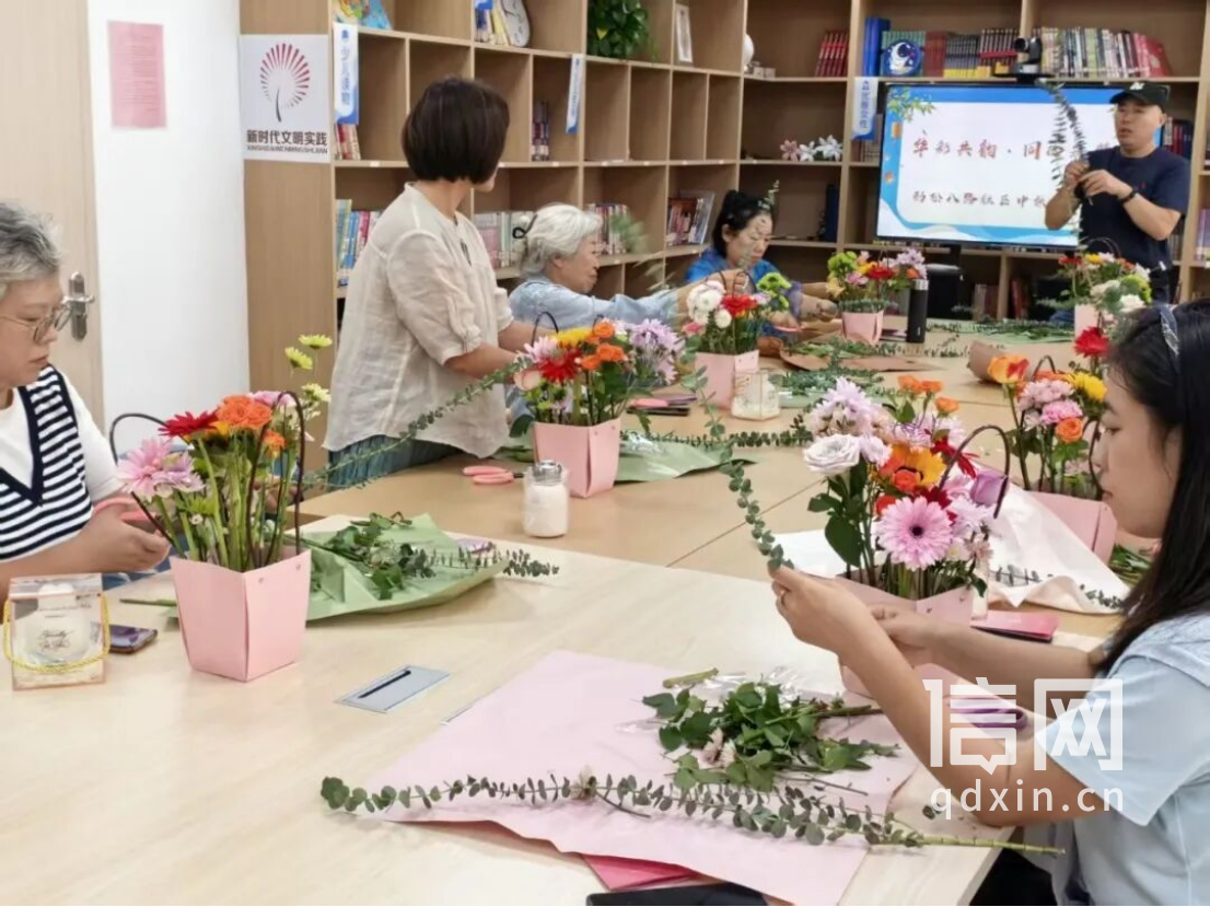劲松八路社区组织插花活动（来源：信网）