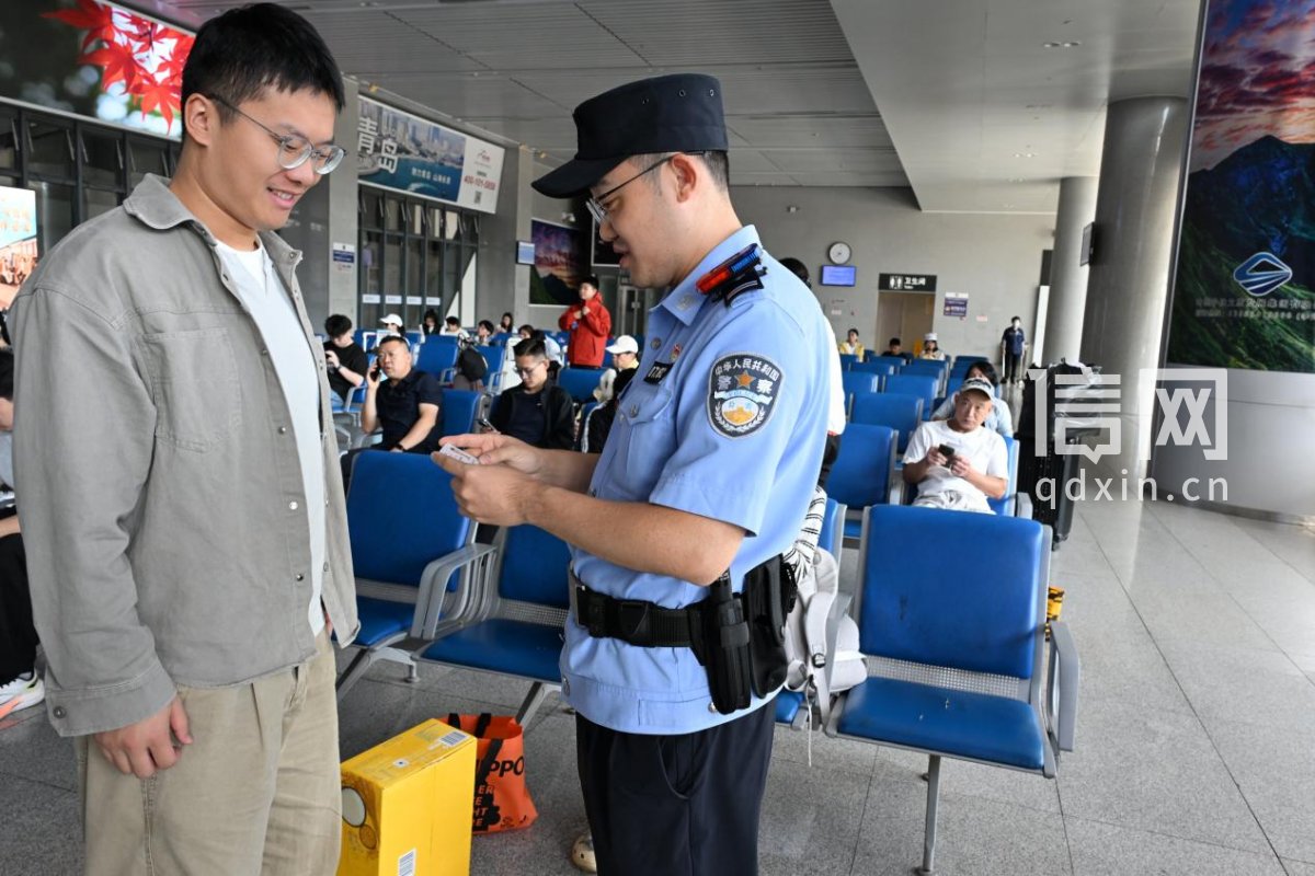 即墨北站派出所民警查验旅客的身份证（来源：即墨区委宣传部）