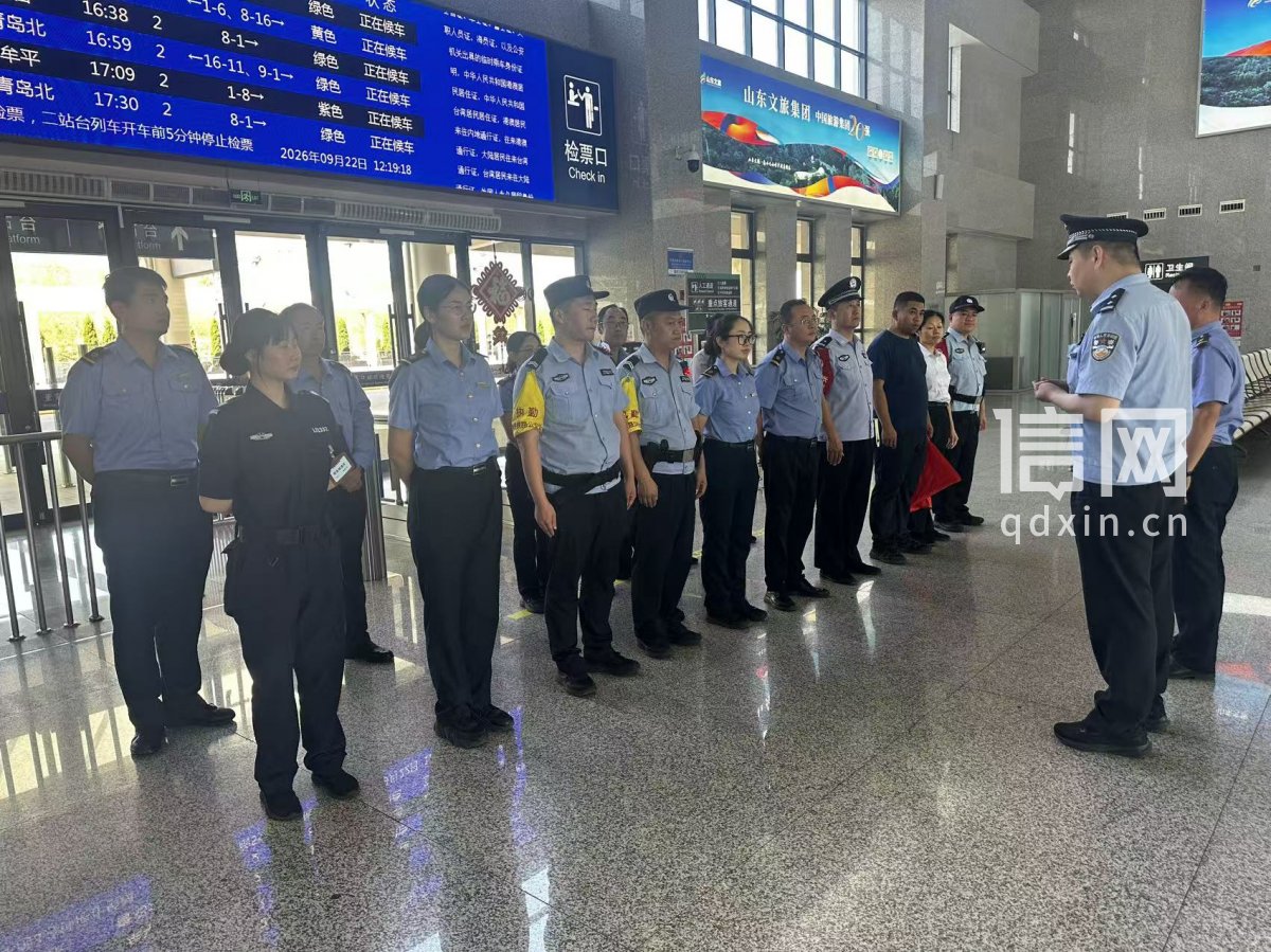 民辅警坚守岗位。（来源：青岛铁路公安处董家口车站）