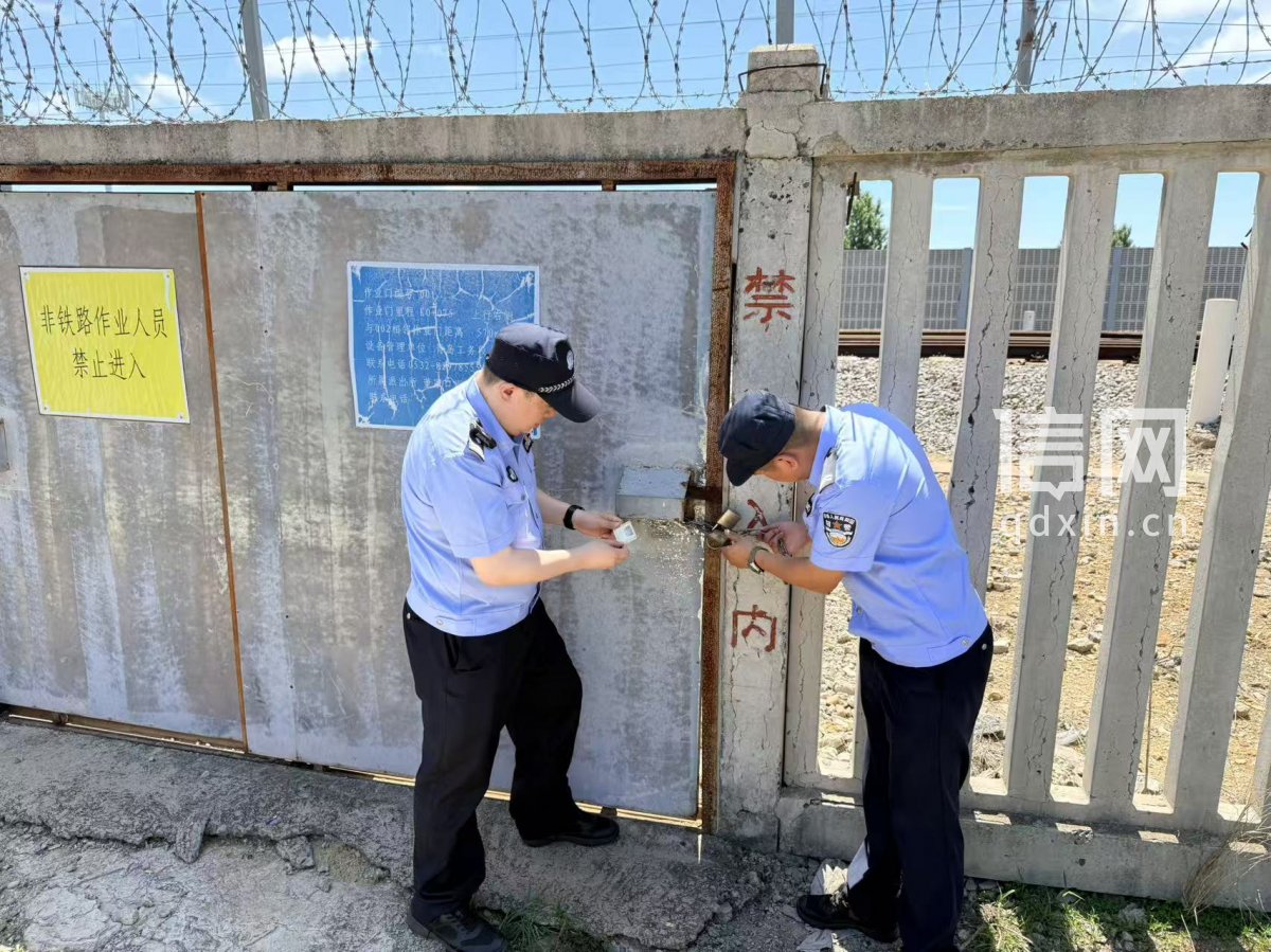 民警对铁路沿线进行安全检查。（来源：青岛铁路公安处董家口车站）