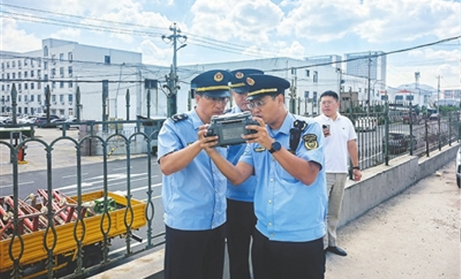 青岛启用无人机巡飞执法 精准查处一起屋顶私设排污口案件
