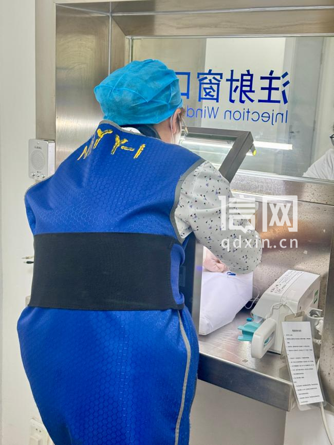 为患者完成注射。（来源：青岛市市立医院）