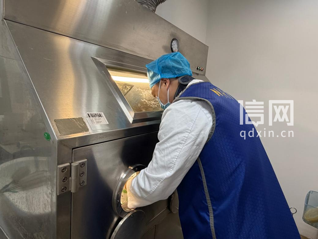 核医学科医护人员在热室内，对核素药物进行活度测量。（来源：青岛市市立医院）