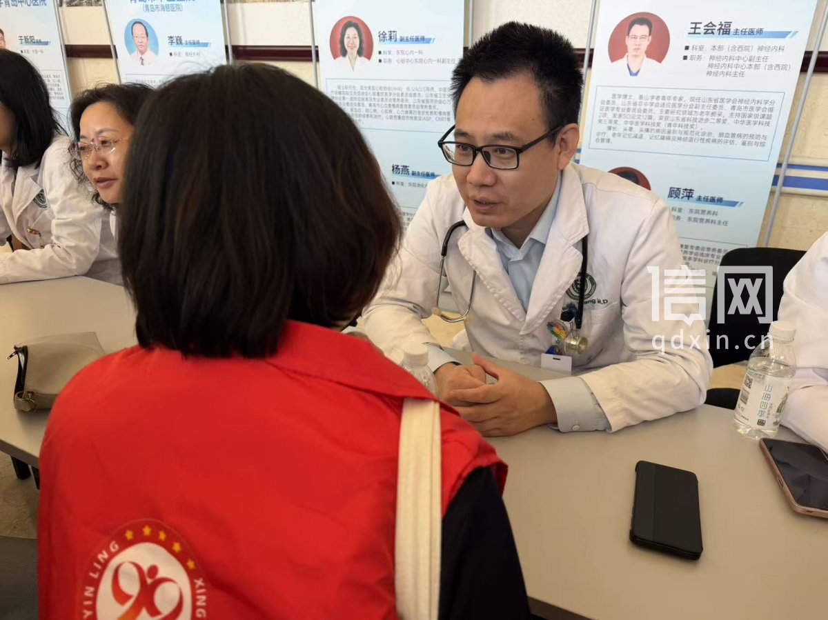 专家义诊。（来源：信网 丛黎 摄）