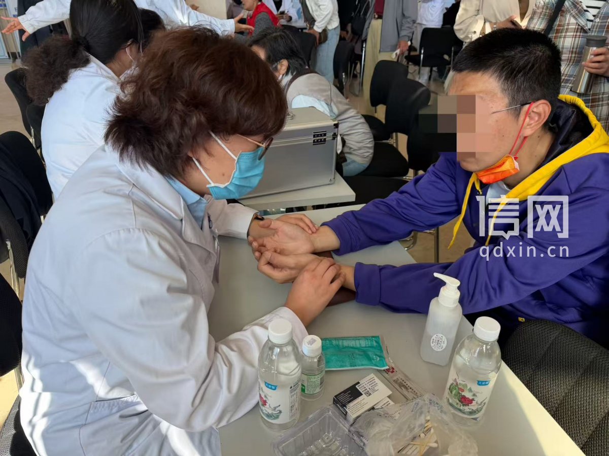 专家现场把脉问诊。（来源：信网 丛黎 摄）