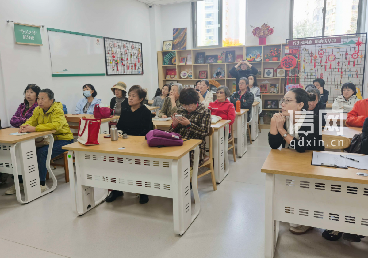 居民认真聆听（来源：信网）
