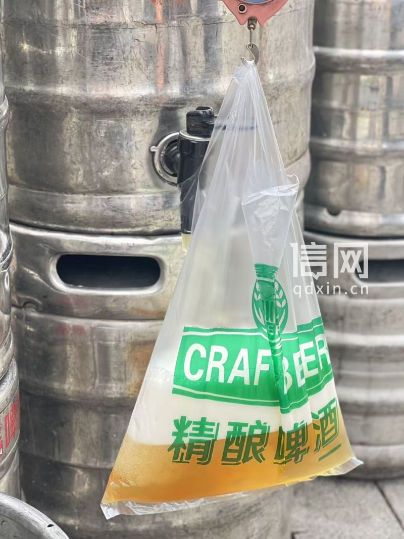青岛啤酒二厂鲜啤上市。（来源：信号新闻）